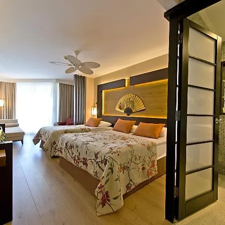Üdülőközpont Limak Lara Deluxe &